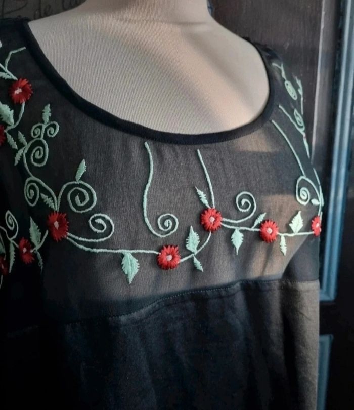 Blouse noir avec broderie taille 52-54 - photo numéro 2