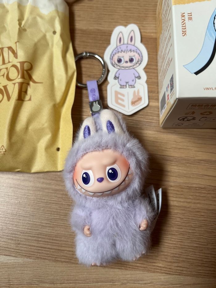 Labubu Pin for Love E - photo numéro 2