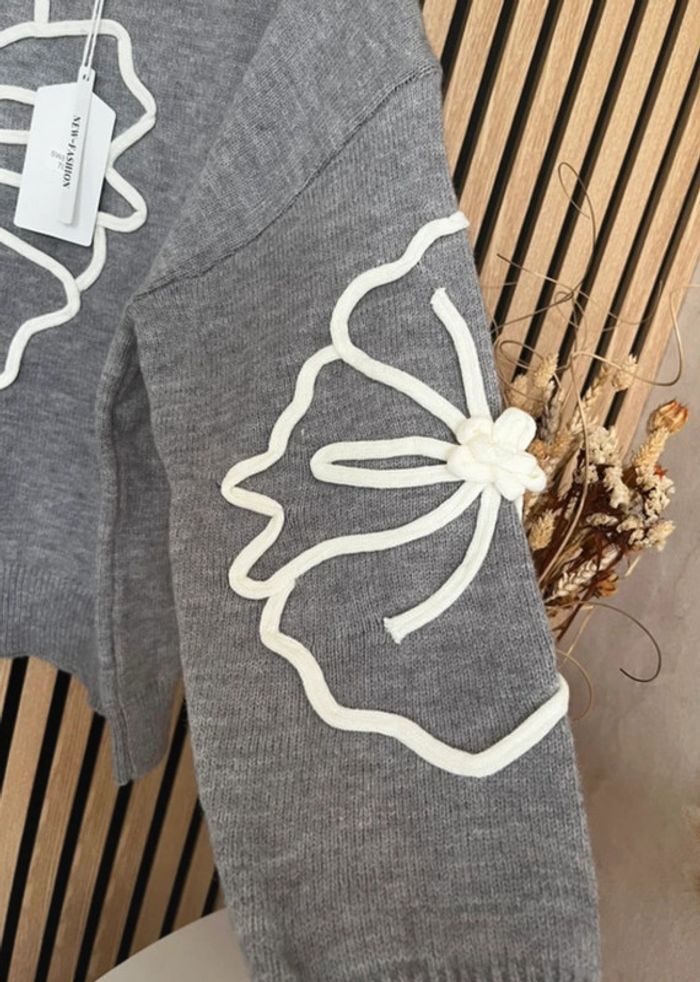Pull gris à fleurs - photo numéro 3