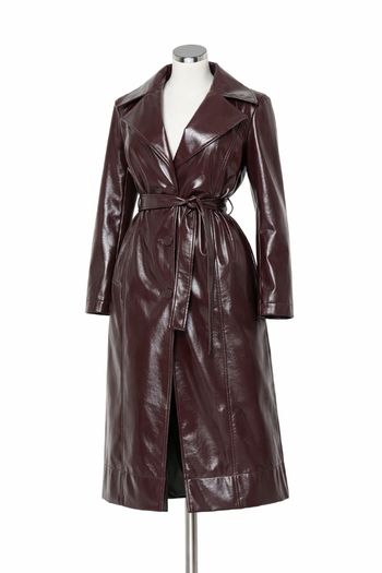 Trench long bordeaux effet cuir brillant avec ceinture