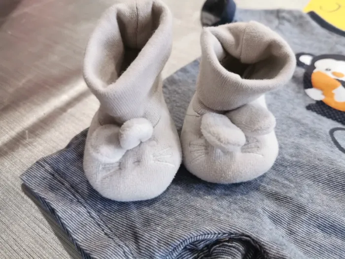 Barboteuse 1 mois garçon + chaussons - photo numéro 2