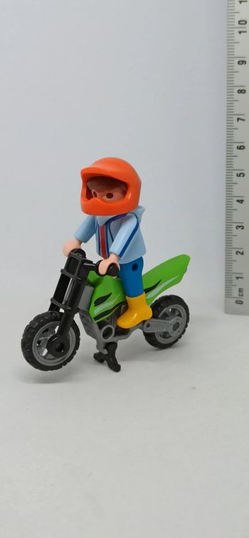 Enfant garçon pilote sur motocross playmobil