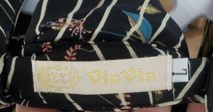 Tunique Vicvia Taille L fond noir dessins traits, fleurs feuilles - photo numéro 4