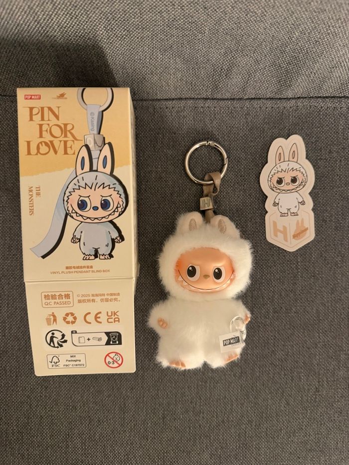 Labubu pin for love officiel