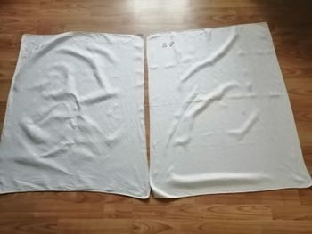 torchon blanc brodé LP en rouge