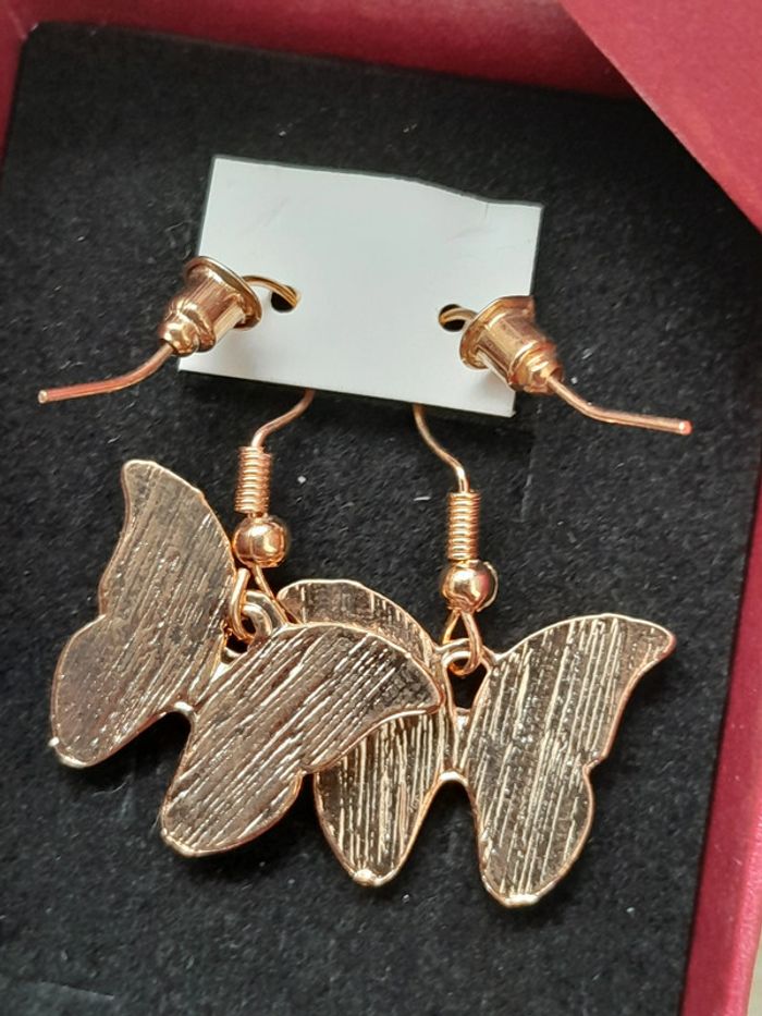 Boucles d'oreilles, papillons émaillées, noires et blanches, dorées - photo numéro 3