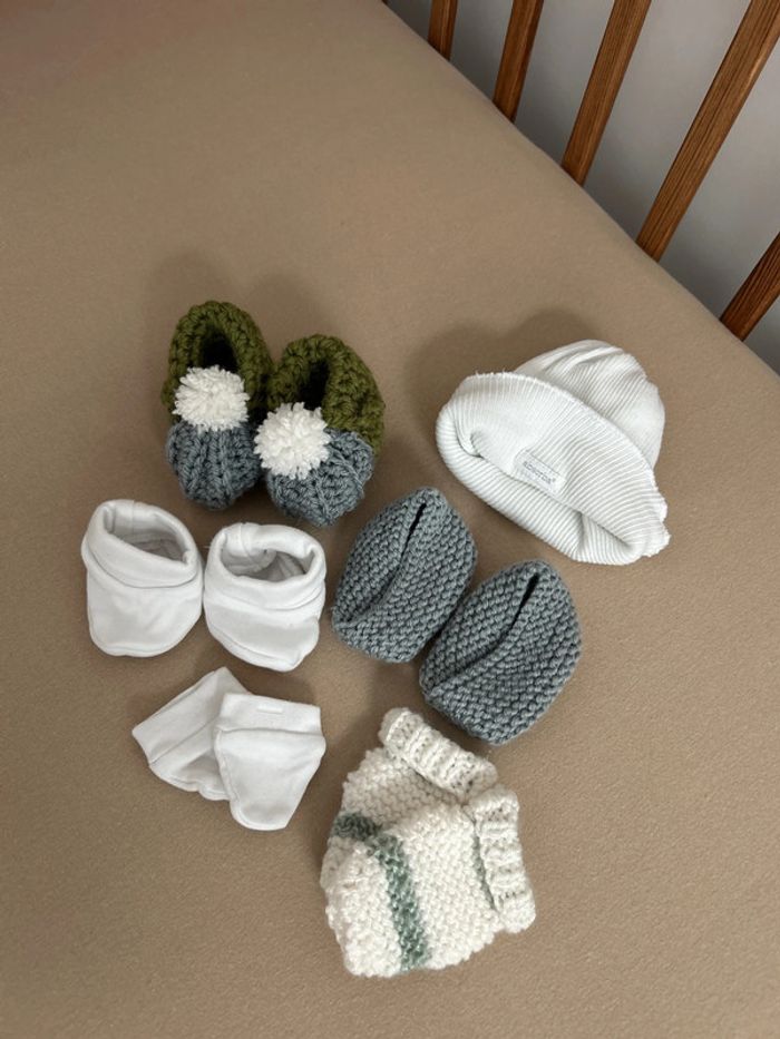 Lot bonnet chaussons moufles tricoter - photo numéro 3