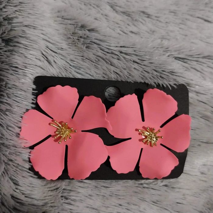 Magnifique boucle d'oreille neuve