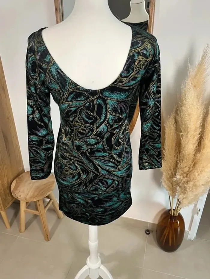 Robe moulante noire et brillante - photo numéro 4
