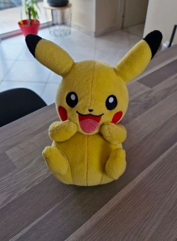 Peluche pikachu