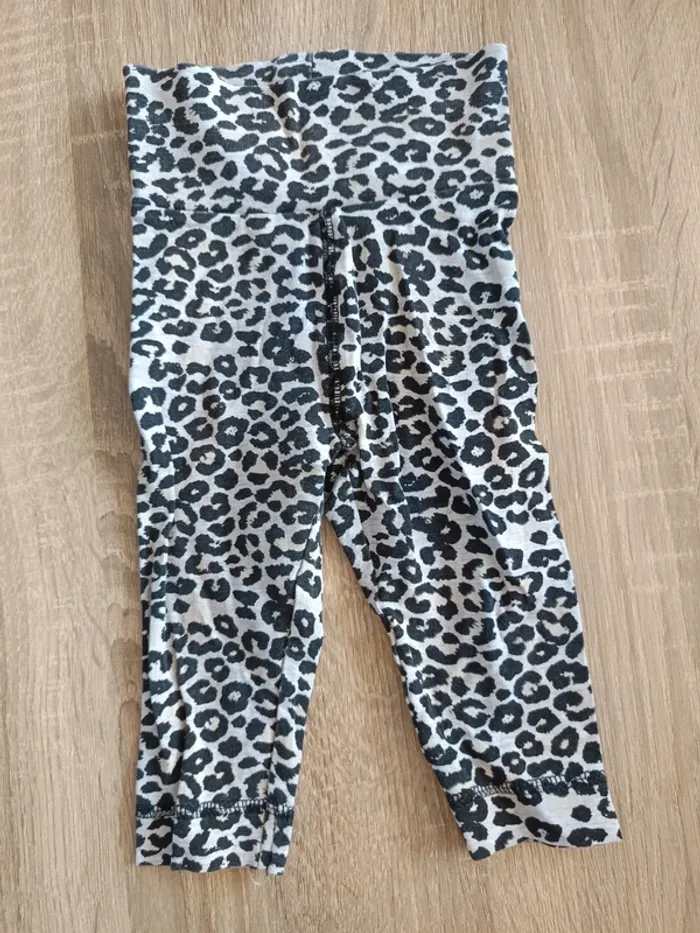 Ensemble haut t-shirt manches longues blanc Kiabi et legging imprimé léopard H&M bébé fille 6 mois - photo numéro 5