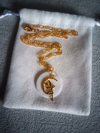 Collier petite fée sur disque de nacre blanche