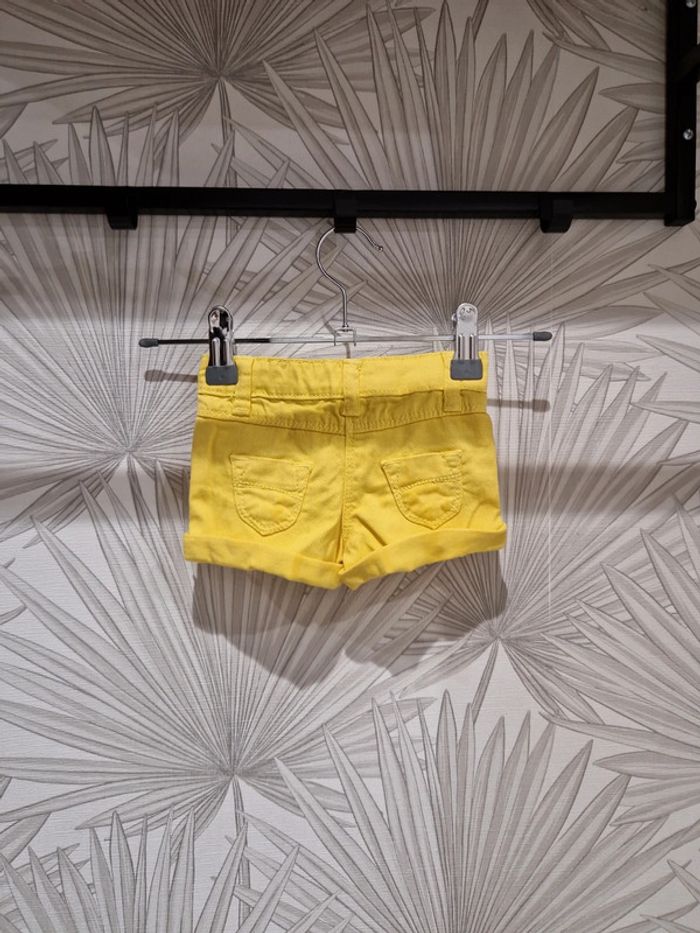 Joli short neuf Tape à l'œil jaune 3 mois - photo numéro 2