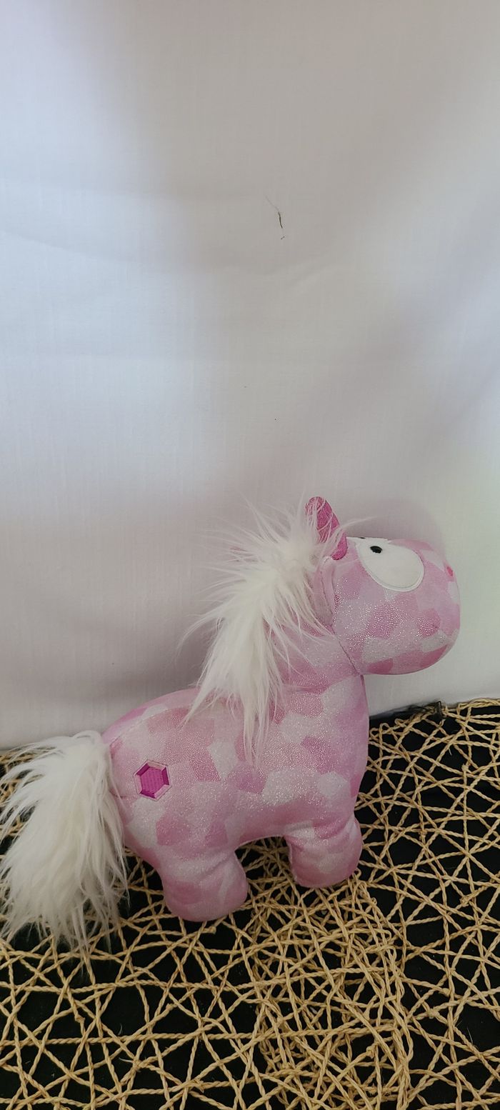 Pink Diamond, la peluche licorne de NICI, avec sa fourrure rose moelleuse et ses détails scintillant - photo numéro 2