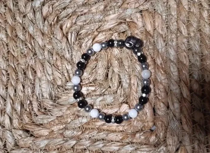 Bracelet en pierres naturelles noir/blanc/argenté neuf jamais porté Idéal Cadeau !!