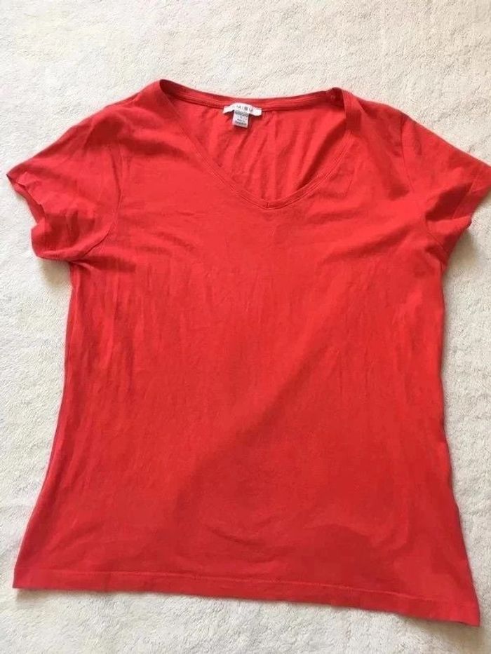 Haut t-shirt rouge sport simple uni basique décolleté col V manches courtes