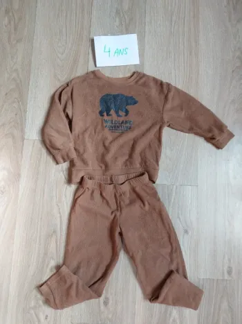 Pyjama en velours brun Kiabi 4 ans