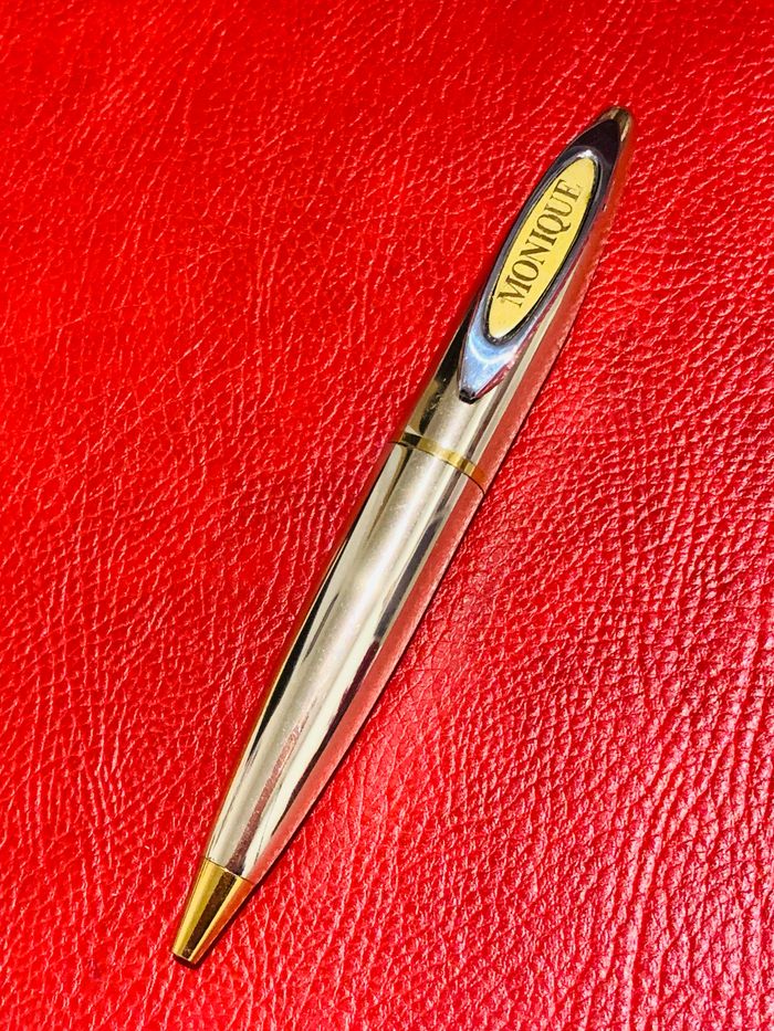 Stylo bleu prénom "Monique" en boîte décor floral - photo numéro 3