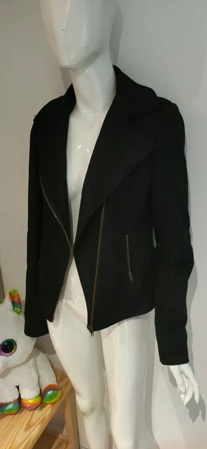 Jolie veste noire en parfait état - photo numéro 3