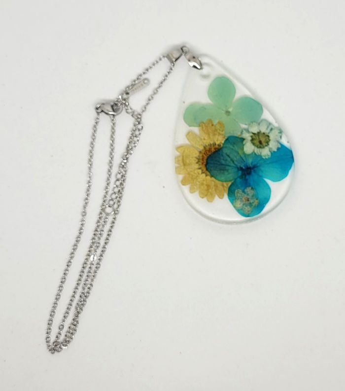 Bijoux création collier fleurs séchées plage