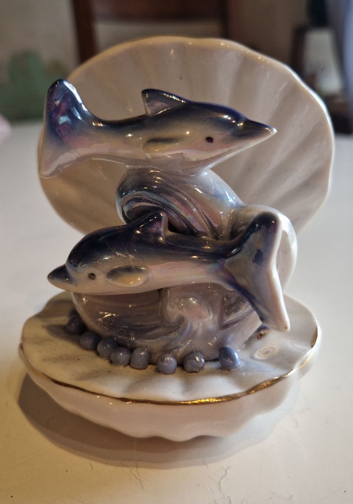 Décoration vintage dauphins dans une coquille