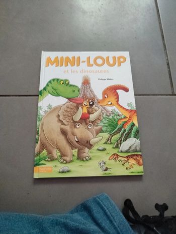 Livre mini loup et les dinosaures