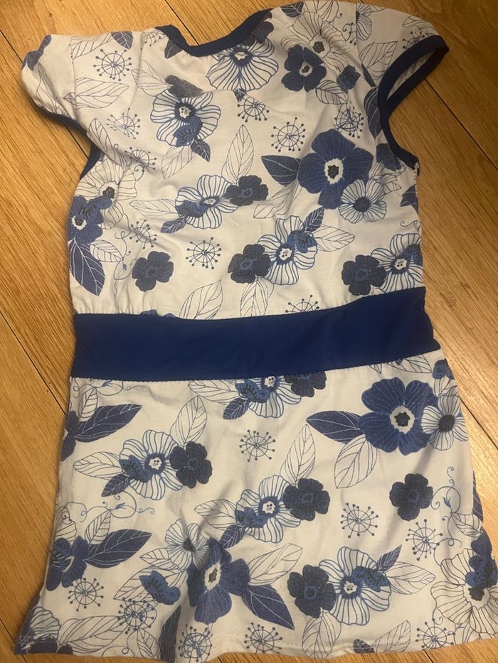 Robe à manche courte avec des fleurs bleues - photo numéro 2