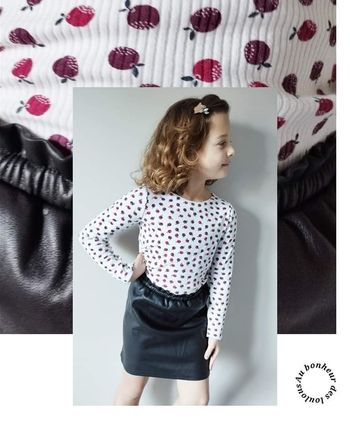 8 ans ensemble teeshirt côtelé et jupe simili ( sans Barrette)