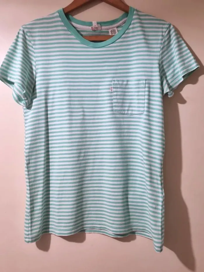 Impeccable t-shirt Levi's vintage ligné vert avec poche 100% coton T S