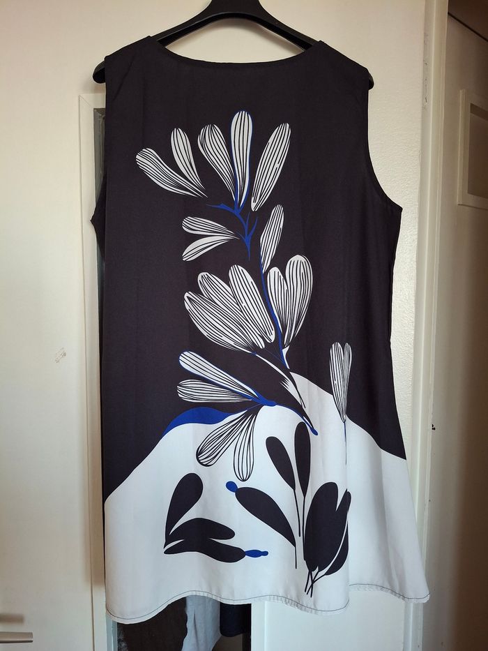 Tunique/Robe noire, blanche, bleue marine avec fleurs - photo numéro 2