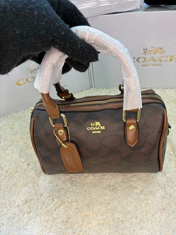 Sac à main Coach cylindrique marron : Élégance