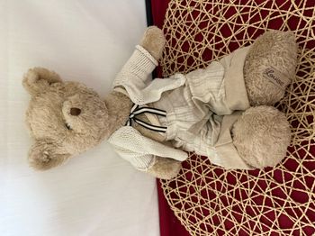 doudou ours en peluche beige pantalon rayé gilet tricot louise mansen