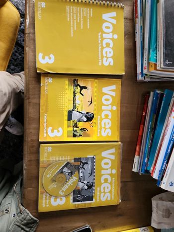 Lot de 3 livre et un CD : Voices