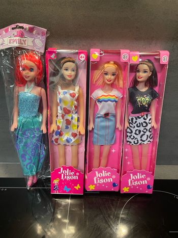 Lot de 4 poupées