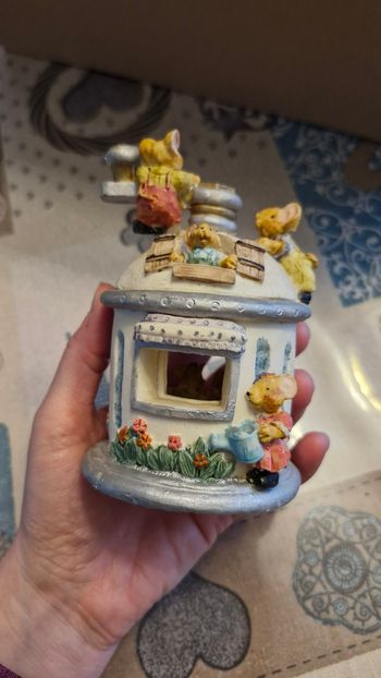 Adorable famille souris dans un moulin à café