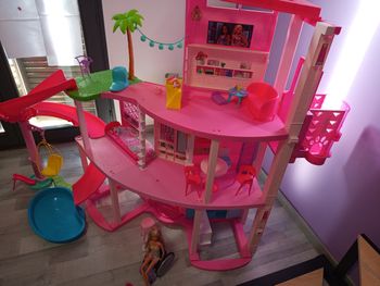 Maison barbie et son fauteuil roulant