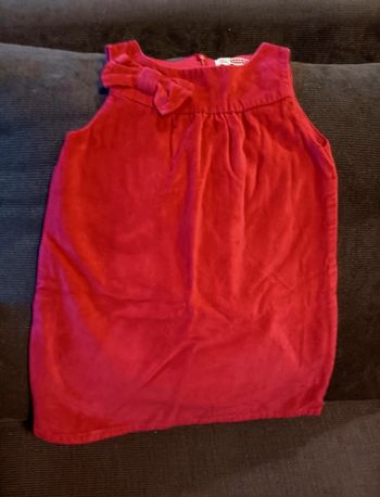 Robe rouge, 3 ans, 36 mois. DPAM.
