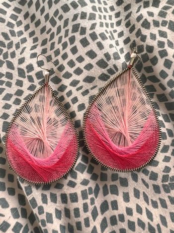 Boucle d’oreille fil rose