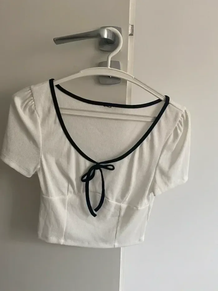 Top blanc à manches courtes et nœud noir - style french girl rétro