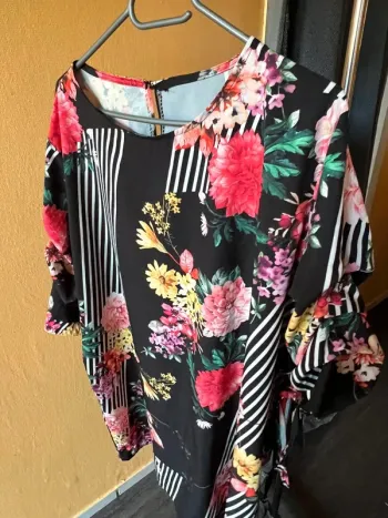 Robe fleurie  avec ceinture manche 3/4 T 38