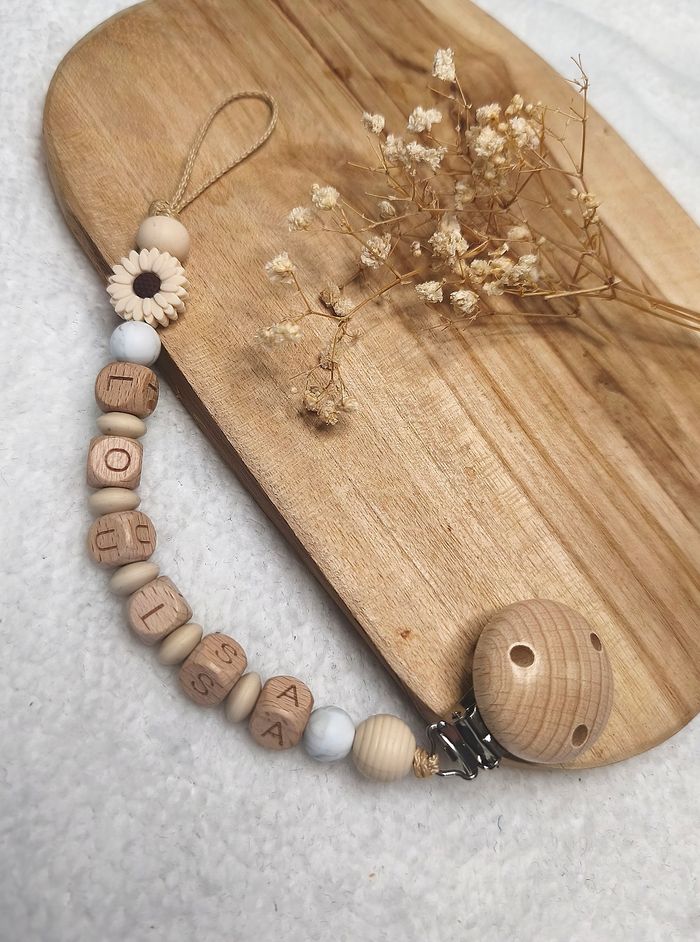 Attache tétine fleurs lettres bois