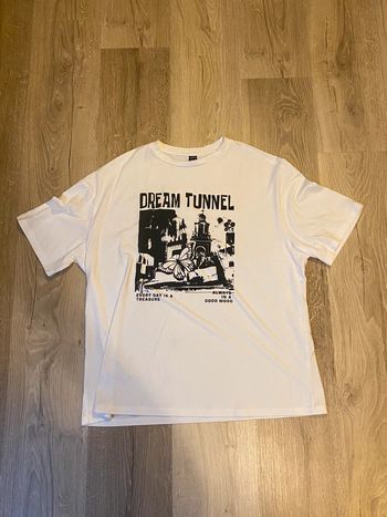 t-shirt blanc, à dessins noirs