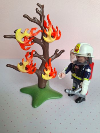 Figurine Playmobil Pompier et arbre en feu