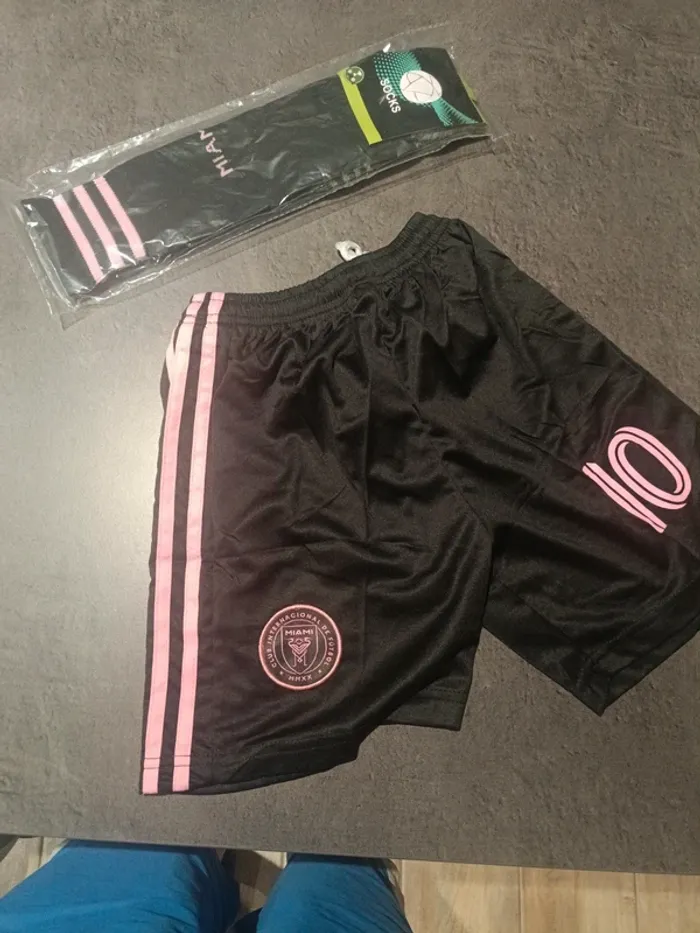Tenue foot Léo Messi Inter Miami noir/rose t.22 - photo numéro 3