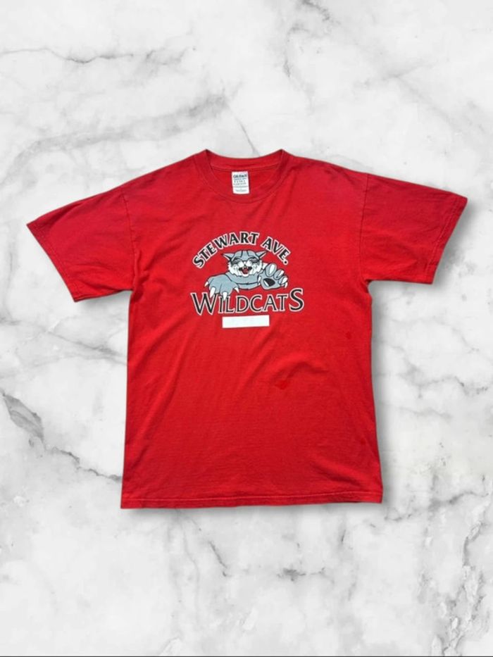 T-shirt Vintage Stewart Ave. Wildcats Mascotte Rouge – Gildan Taille M