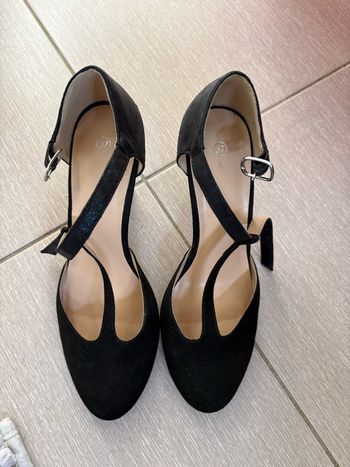 Escarpins noirs élégants à bride en T. Neuf