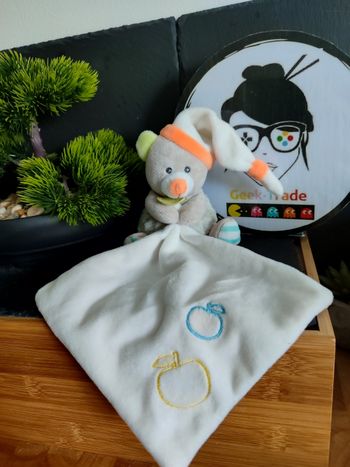 Doudou Knuffel Ours Bonnet Mouchoir Baby Nat Oscar BN062 Pomme Blanc Gris Orange