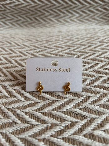 Puces d’oreilles petit serpent dorée