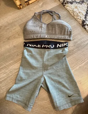 Ensemble sport short cycliste gris Nike brassière