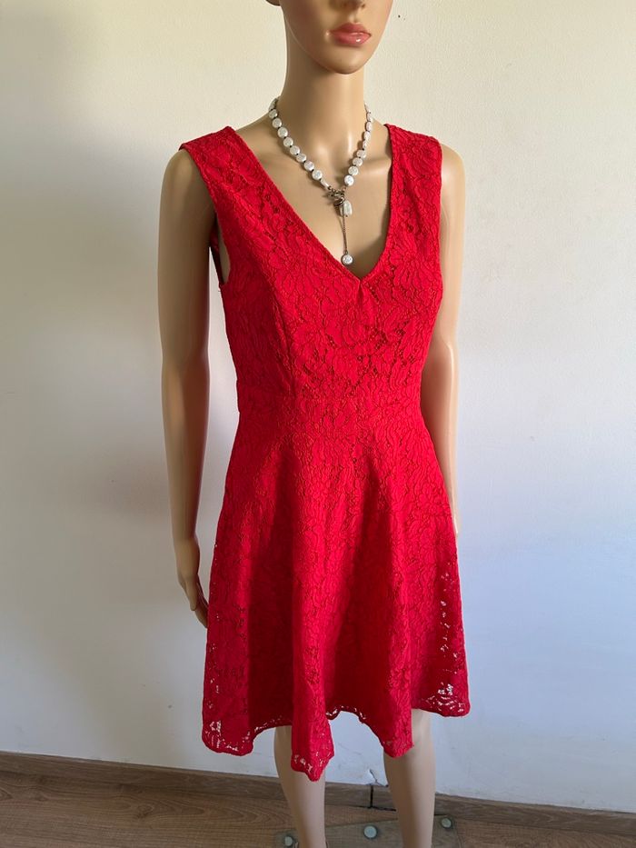 Robe rouge en dentelle sans manches Morgan taille 36 jamais portée - photo numéro 2